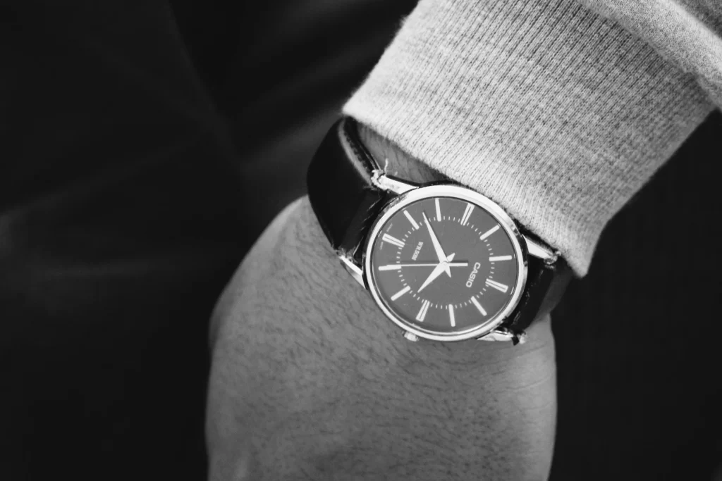 Reloj antiguo durante un servicio de restauración